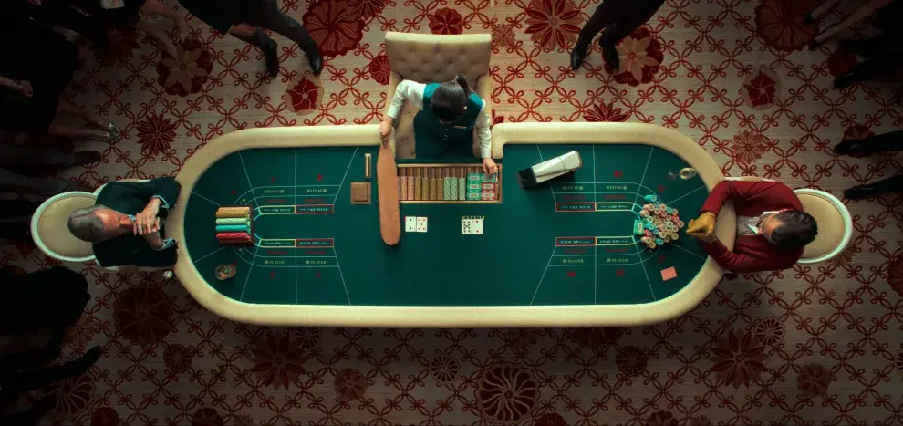 Maldita suerte tiene una fuerte apuesta en lo visual y en la creación de contrastes.