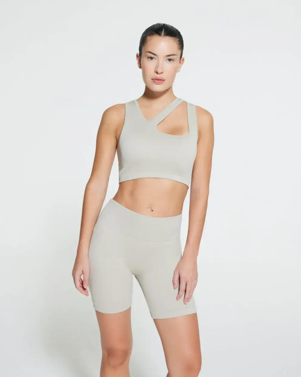 Foto de mujer con ropa deportiva.