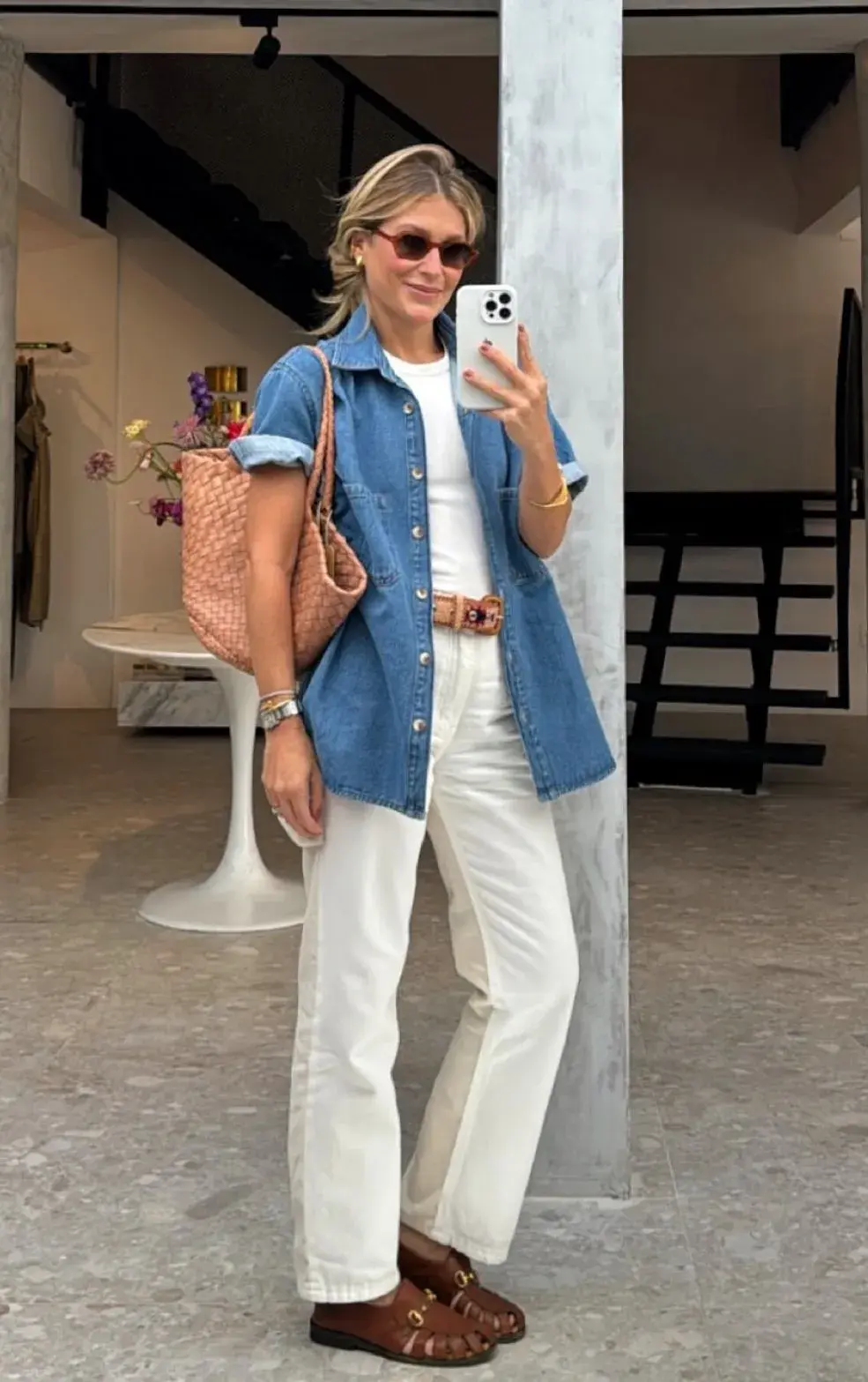 La camisa de jean es esa prenda en la que vale la pena invertir