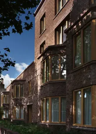 A pesar de su diseño moderno, el ladrillo y las ventanas evocan el estilo tradicional de los hospicios de antaño