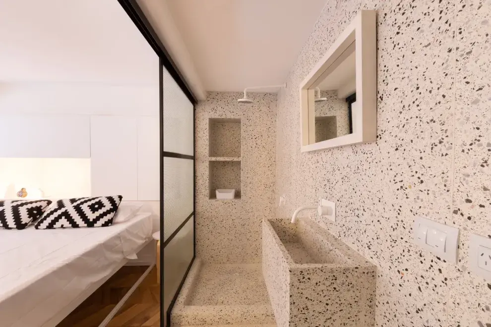 El baño está conectado con el cuarto