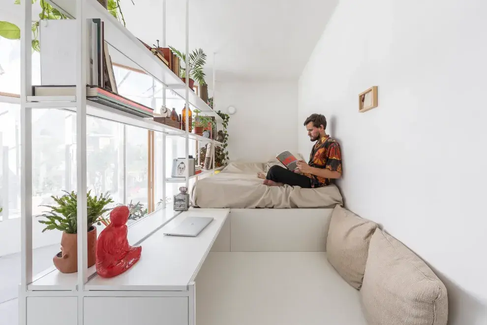 La cama también está por encima de un gran mueble que genera más espacio de guardado