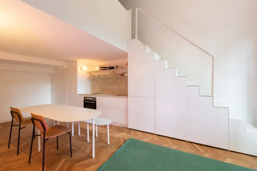 El resultado es un espacio sereno y luminoso donde todo tiene su lugar y nada sobra.