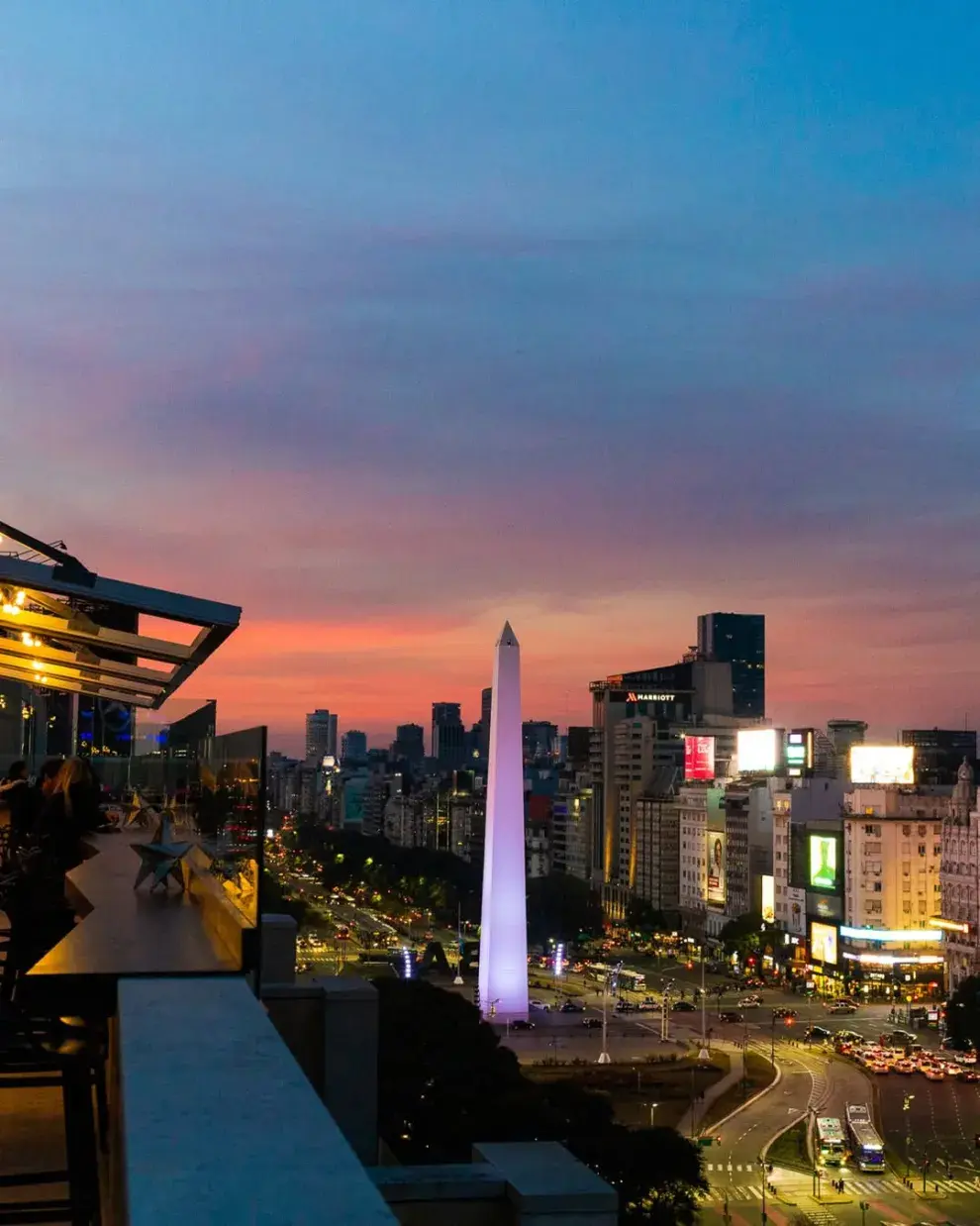 La Ciudad y el Instituto de Trasplante instalaron frente al Obelisco la muestra visual “No hay más tiempo” para visibilizar la importancia de la donación de órganos y la urgencia que atraviesan las personas que necesitan un trasplante