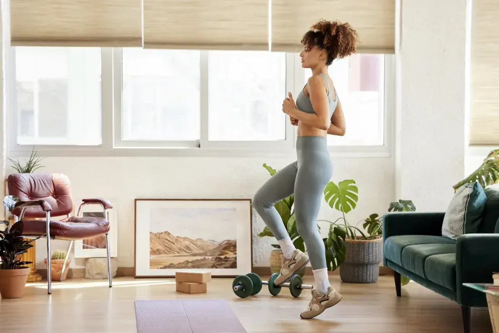 Foto de mujer entrenando.