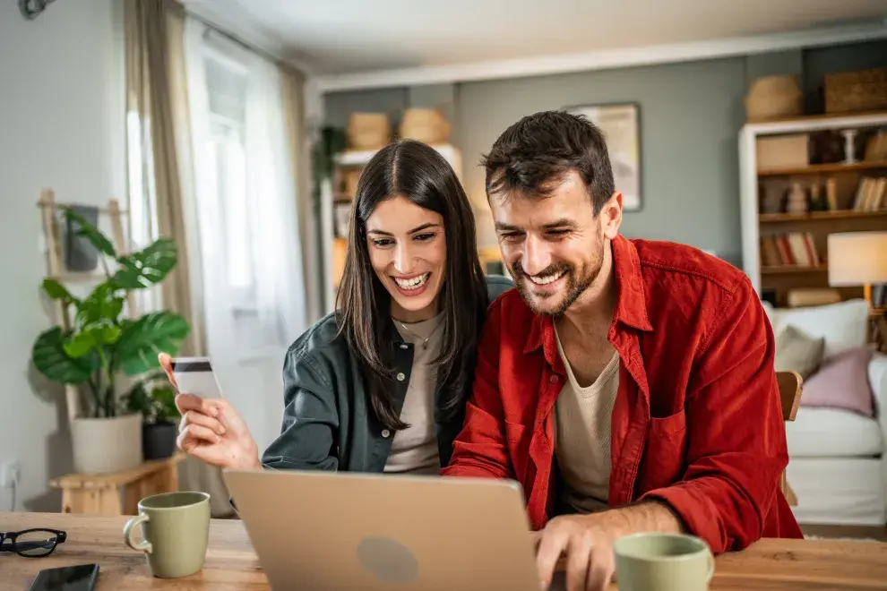 Foto de pareja haciendo compras online.