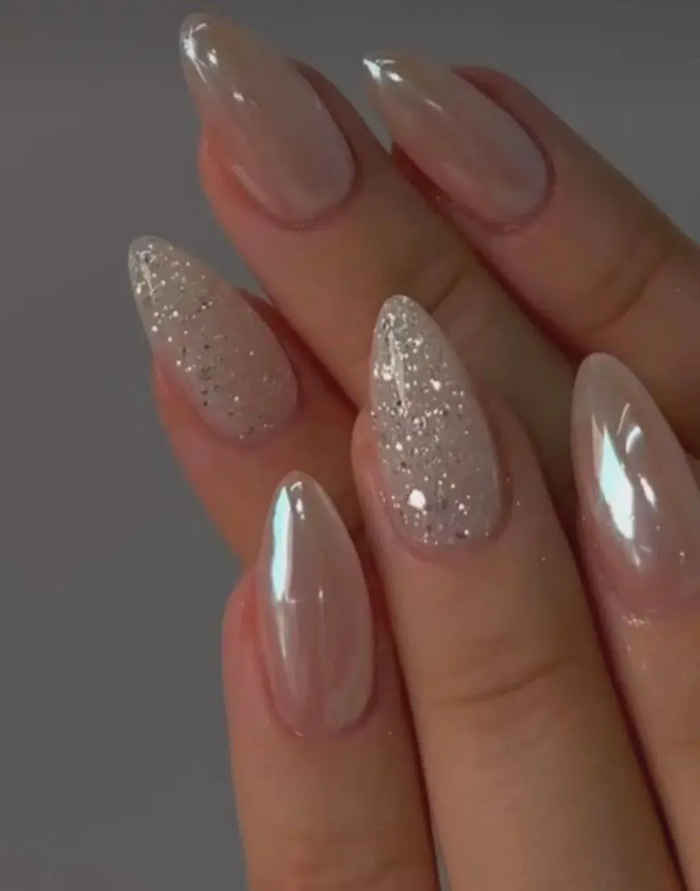 Ideas de uñas con brillos para la primavera: Confetti metálico en "accent nail".