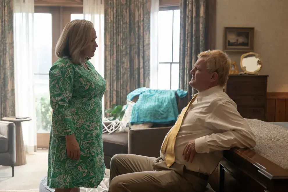 Con una ambientación impecable, Crimen de una dinastía muestra cómo el poder puede ser el principio del fin.