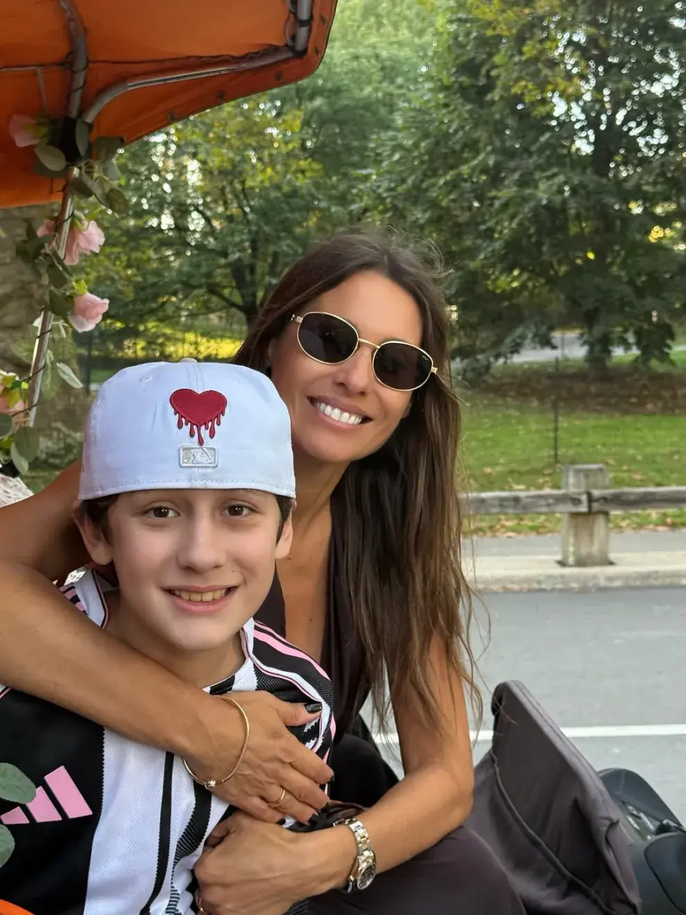 La modelo y conductora disfrutó de una tarde de verano en Central Park junto a sus hijos, con un look muy relajado para disfrutar del calor en la Gran Manzana.