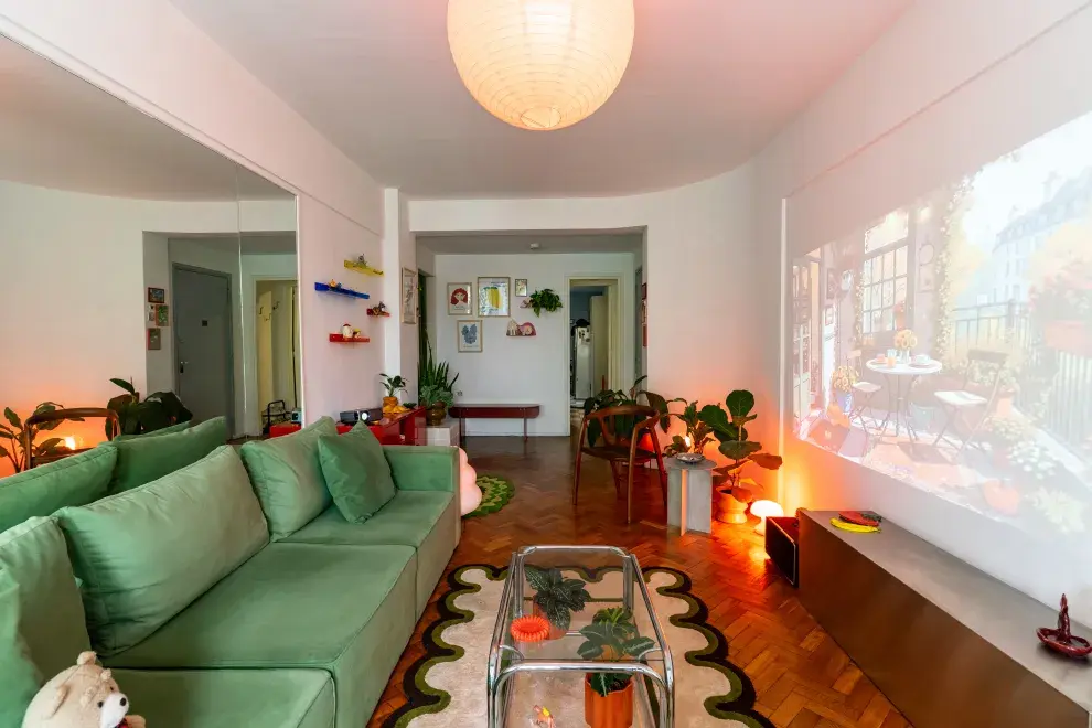 Escena perfecta como refugio personal y estudio de trabajo con sillón verde (Pacify), mesa ratona de estilo Mid Century, alfombra irregular (@elalfombrerio) y mucho “detash”, como dice Nacho. En la apertura, con su gato Legoshi.