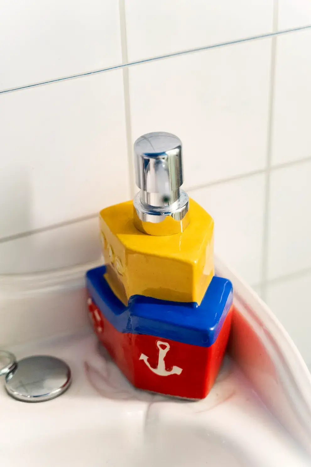 La jabonera con forma de barquito del toilette refleja a su niño interior.