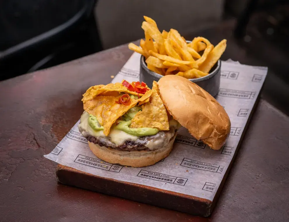 . La Mexican Burger mezcla el espíritu del after porteño con un guiño directo a la cocina mexicana.
