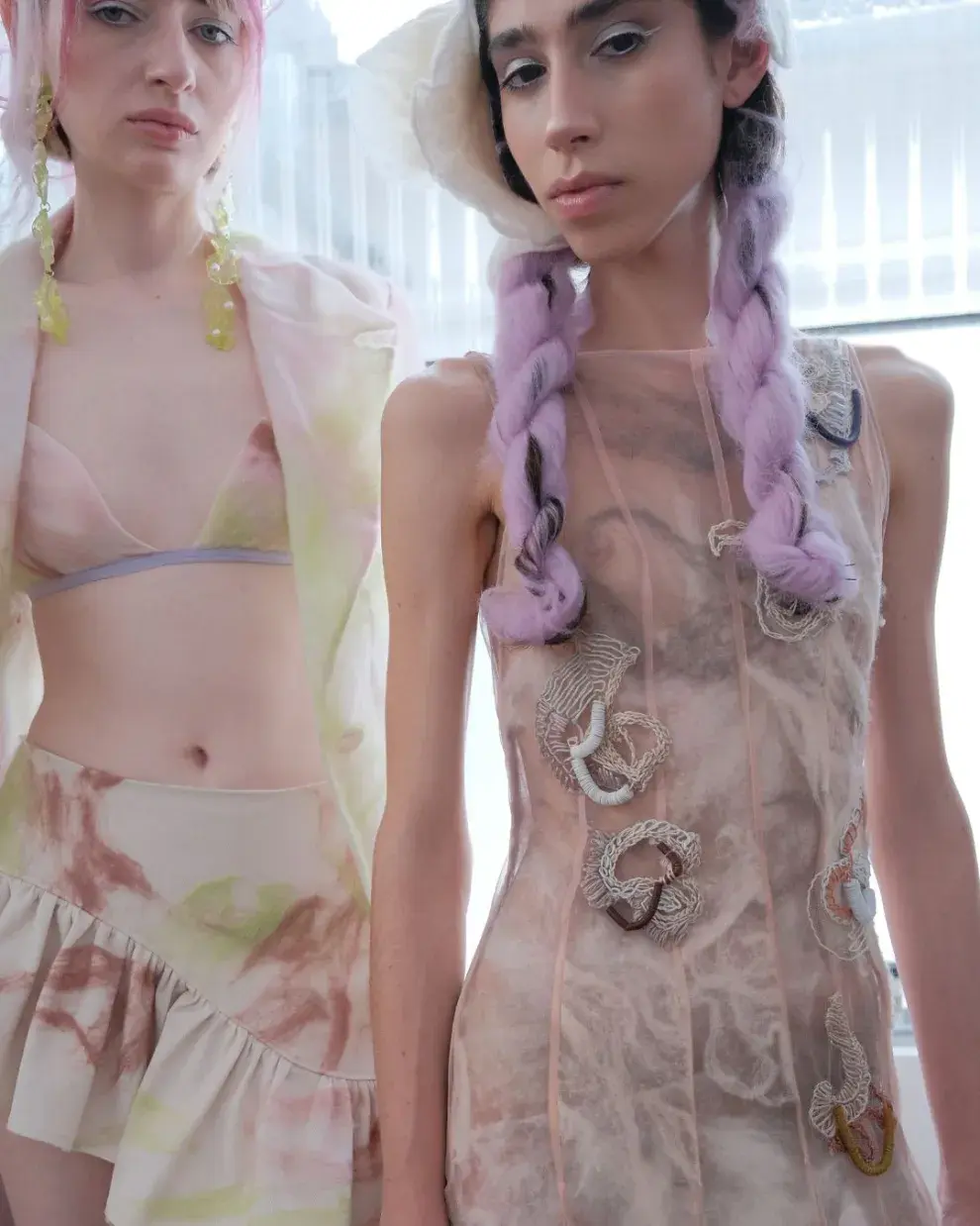 La creadora bonaerense integra artesanía, innovación y experimentación material. 