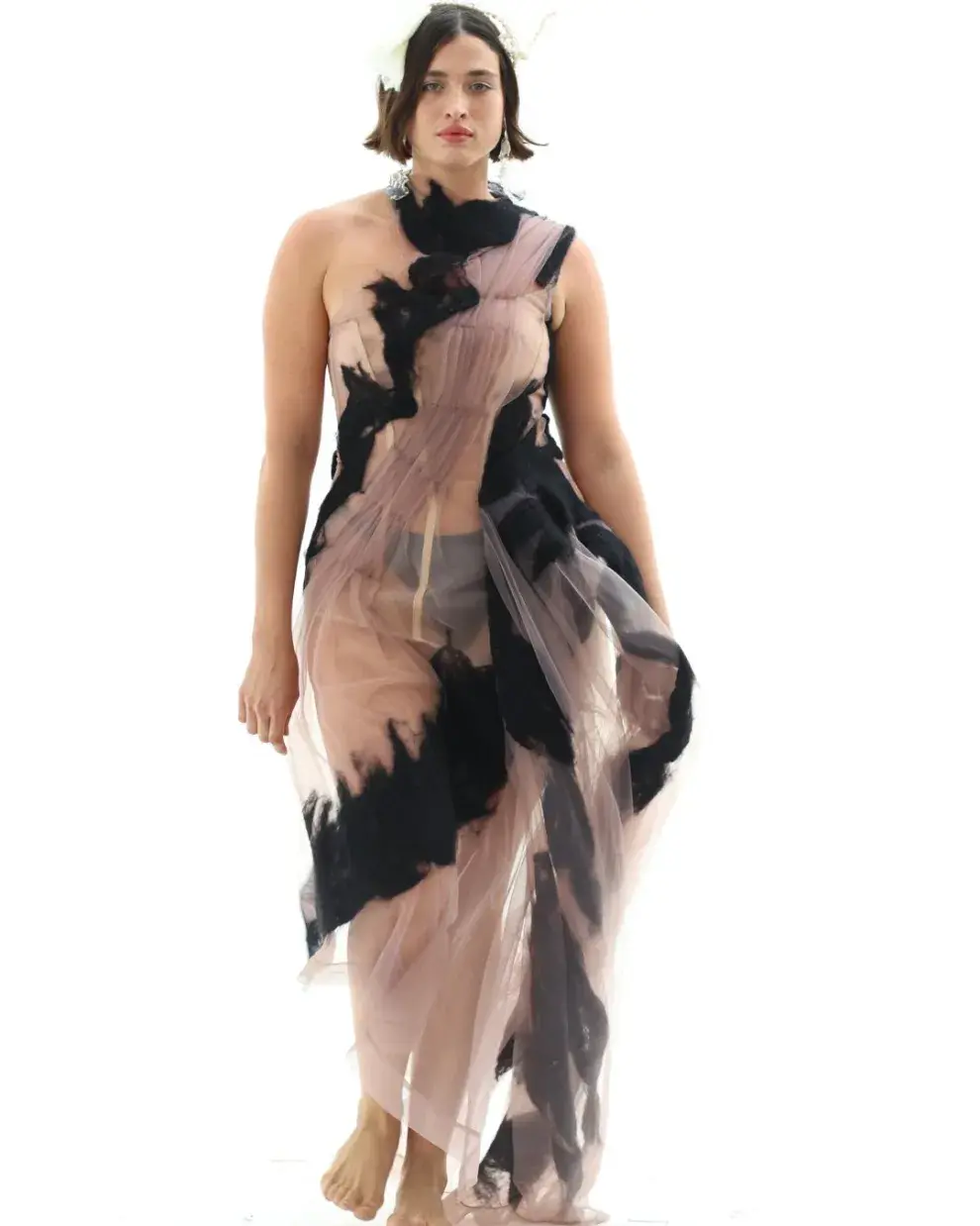 “Me interesa que haya algo de misterio en el textil, en la forma en que crece y cobra volumen”, explica Clara.