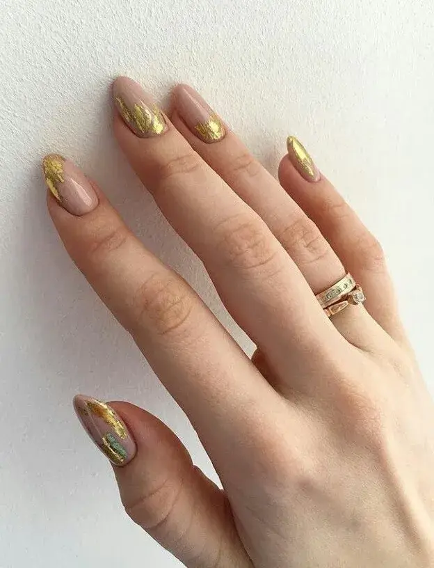Ideas de uñas con brillos para la primavera: Detalles de foil dorado.