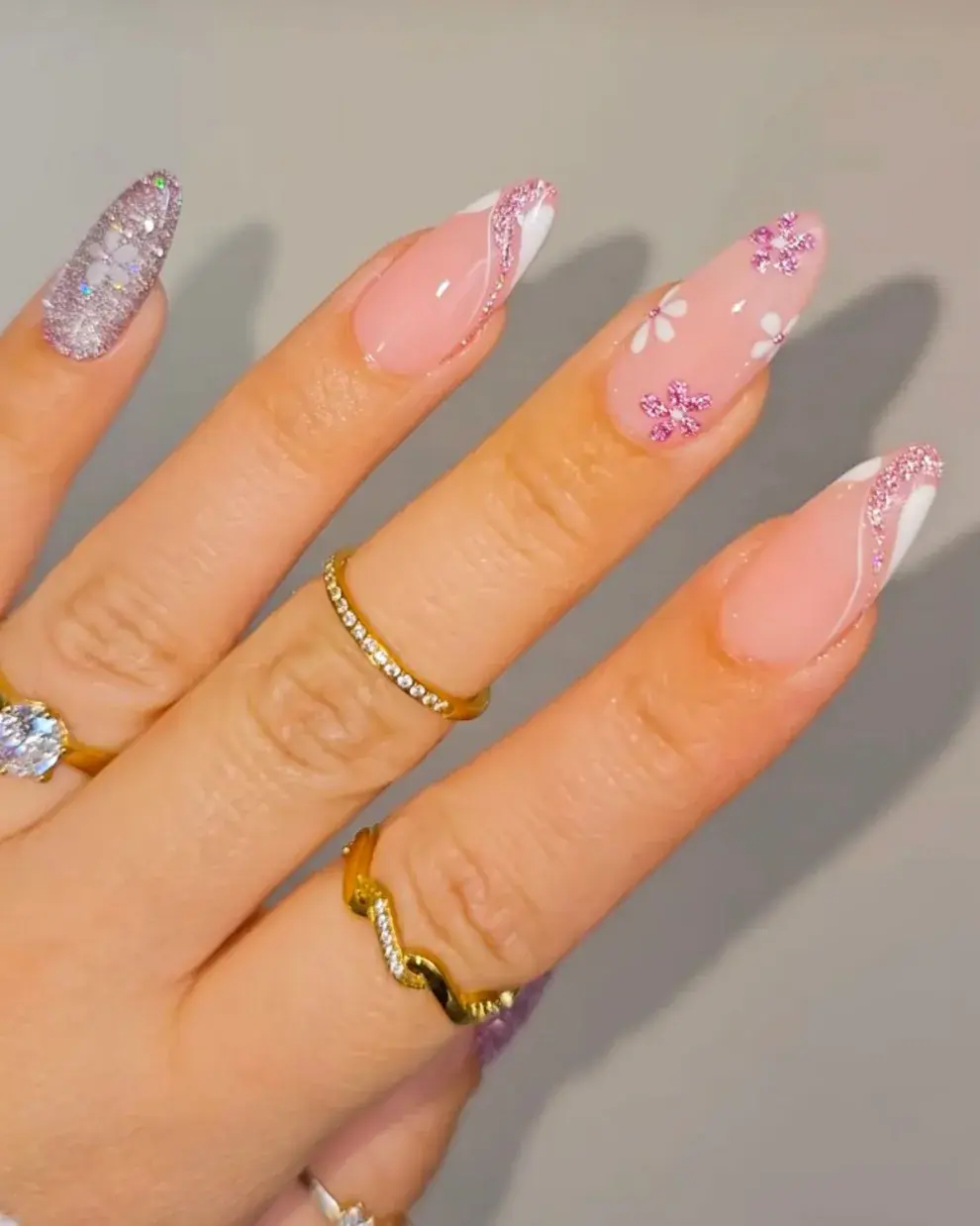 Ideas de uñas con brillos para la primavera: Detalles florales con glitter.