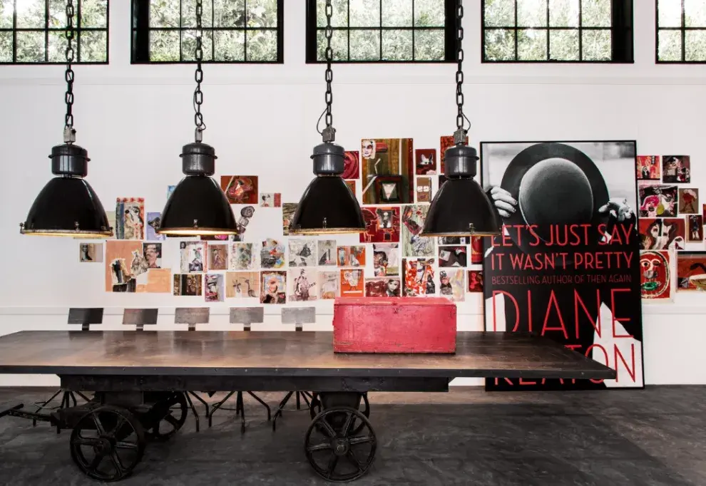 En su libro La casa que Pinterest construyó, revela cómo Pinterest se convirtió en su musa arquitectónica —aunque al principio ni siquiera la conocía— y cómo una imagen infantil de los Cuentos de los tres cerditos guió la elección del ladrillo exterior