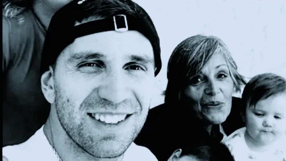 SUSANA ROMERO, mamá del Dibu Martínez, junto a su hijo