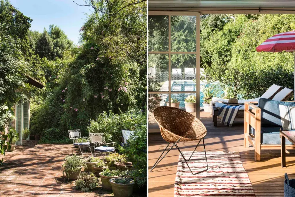 Los muebles de jardín no podían ser otros que los vintage de hierro. Conectado con la pileta rodeada de reposeras, un lugar de sombra funcional con alma vintage.