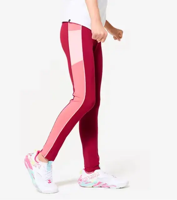 Leggings Domyos para niños: una de las marcas que veremos en Decathlon Argentina.