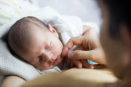 Uno de los mayores aprendizajes que implica la maternidad es el de soltar el control. A partir del momento en que comenzamos a transitar una gestación, dejamos de ser solo nosotras: aparece otro ser que, poco a poco, va marcando su propio ritmo trayéndonos un universo nuevo, inabarcable e imposible de controlar del todo. Es natural que durante todo el embarazo surjan expectativas, sueños y deseos, pero también es importante poder abrazar lo que sucede, lo que es posible, lo que está a nuestro alcance. Much