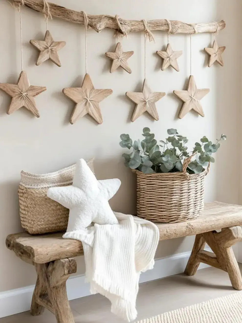 La Navidad al estilo escandinavo se caracteriza por una decoración minimalista y cálida que combina blancos y tonos neutros con la madera natural como elemento principal.