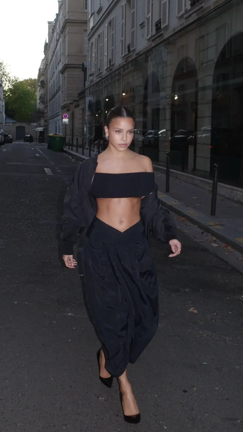 Emi con un look total black