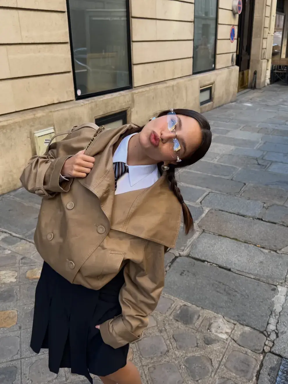 Para pasear usó un trench, camisa y corbata. ¡Muy canchera!