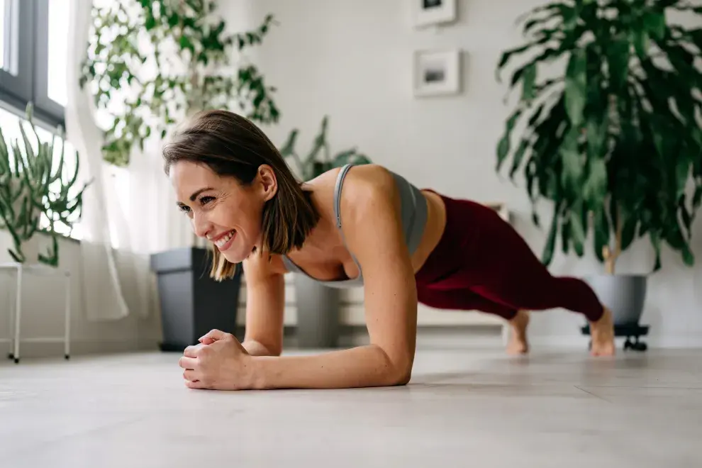 Foto de mujer entrenando.