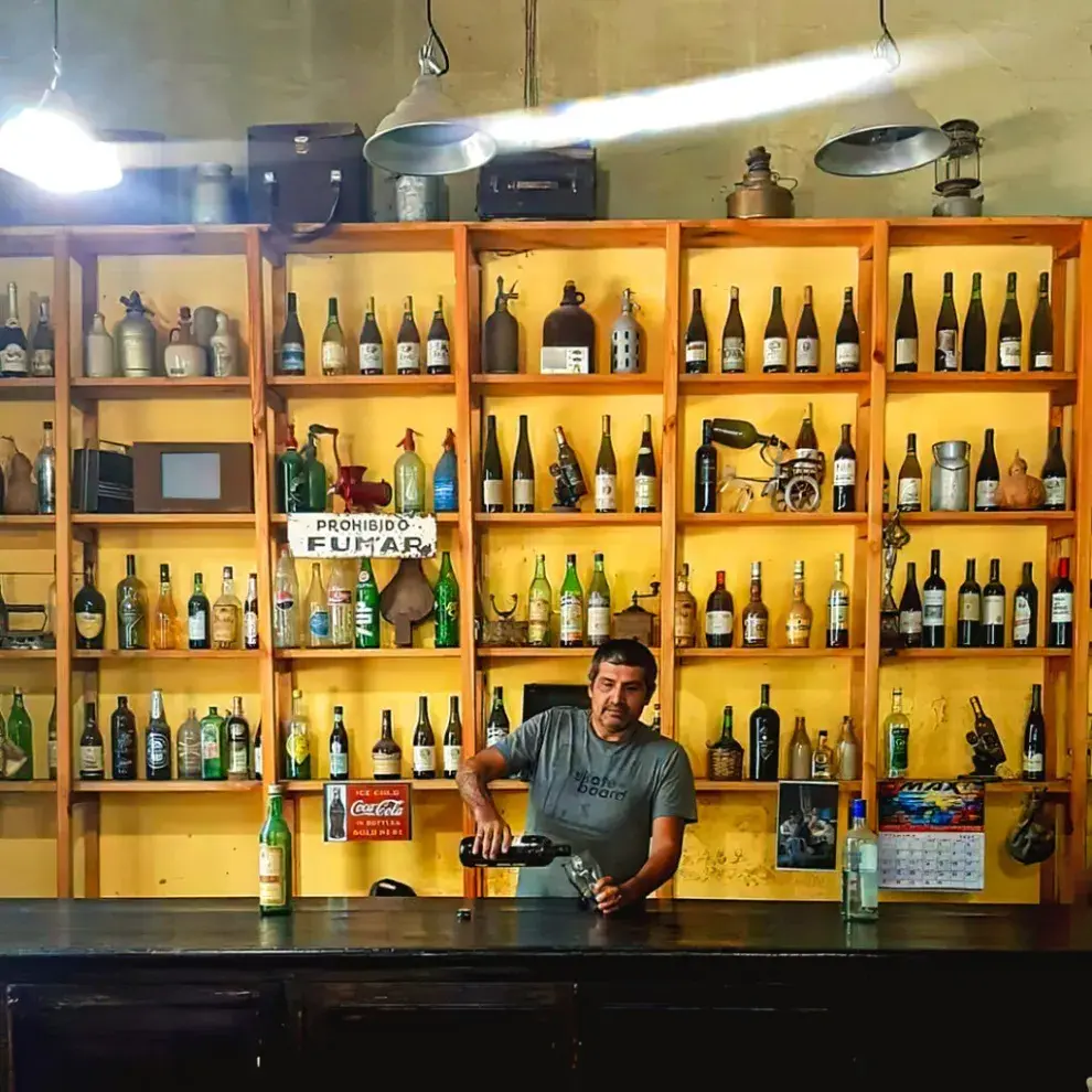 Bar Don Carlos, atendido pro su dueño, en Gouin.