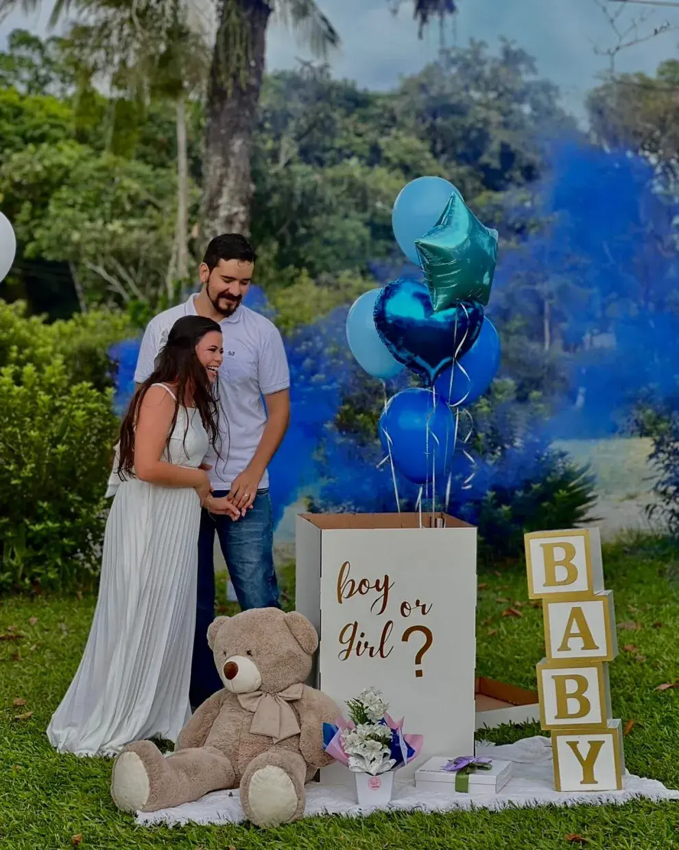 Ideas para un gender reveal: Explosión de colores con globos sorpresa.