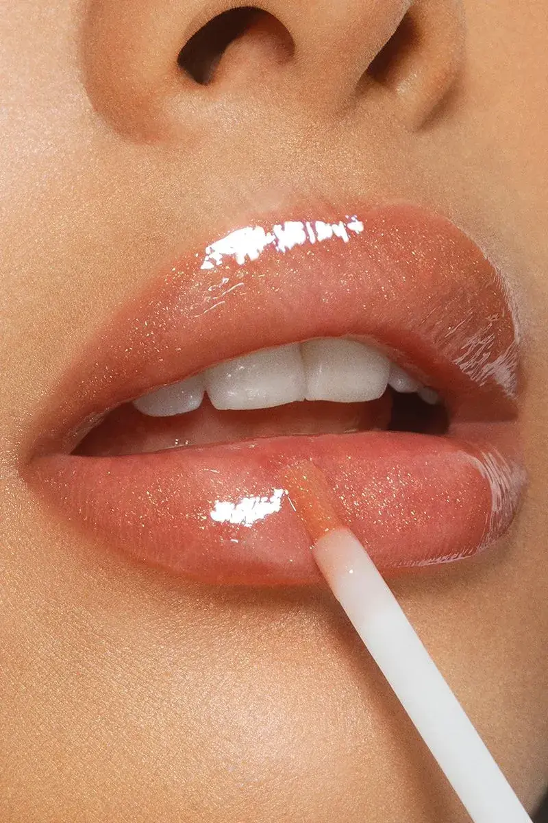 Una mujer pintándose los labios