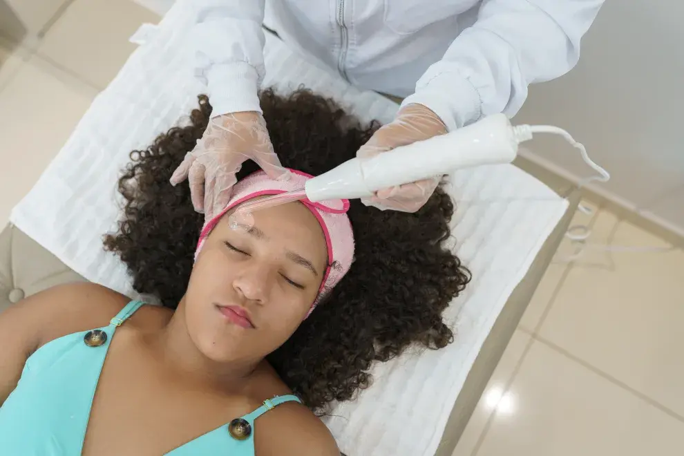 Tratamientos de alta frecuencia facial: esta técnica tiene varios efectos: antibacteriano, antiinflamatorio, estimulante de la circulación y tonificante.