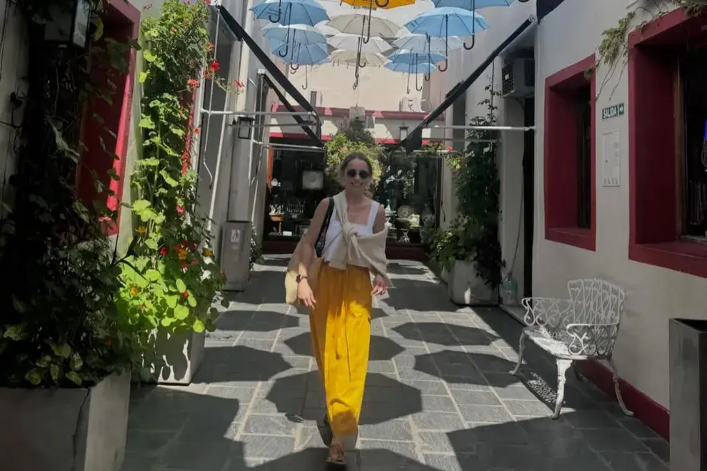 Clarke visitó el barrio porteño de San Telmo, donde exploró la Galería Solar de French, conocida por su techo adornado con paraguas que forman la bandera argentina.