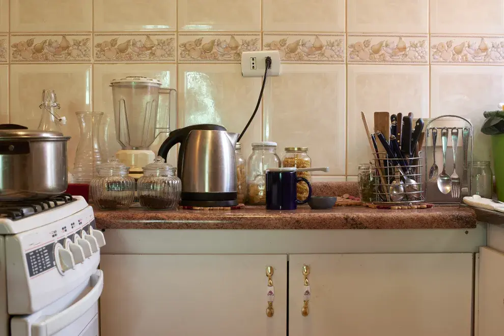 foto de cocina con electrodomesticos en la mesada