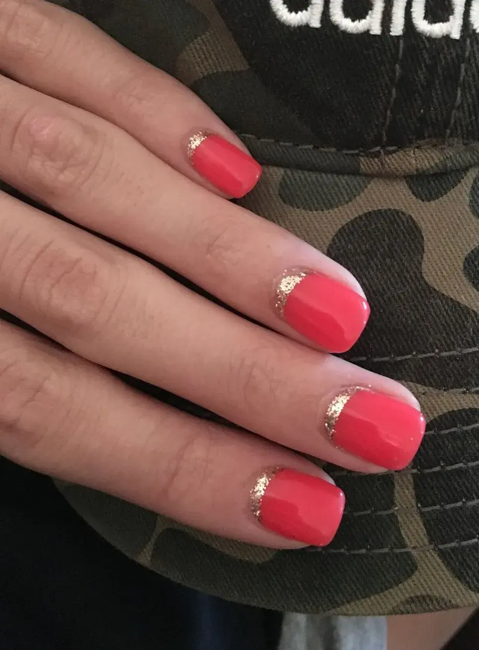 Ideas de uñas con brillos para la primavera: French invertido con purpurina.