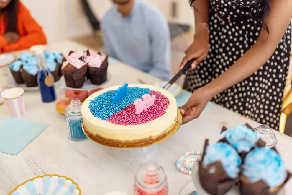 Formas creativas y únicas para hacer un gender reveal inolvidable y revelar el género de tu bebé con estilo.