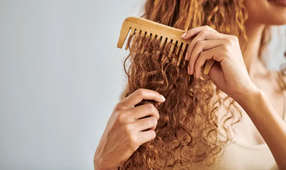 El frizz se produce cuando el cabello está deshidratado o poroso.