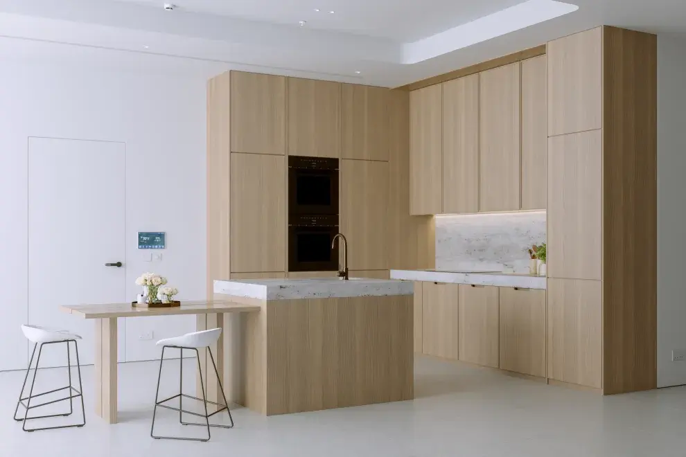 . Aprovechá las paredes para ganar espacio de guardado y que todo esté en orden. 