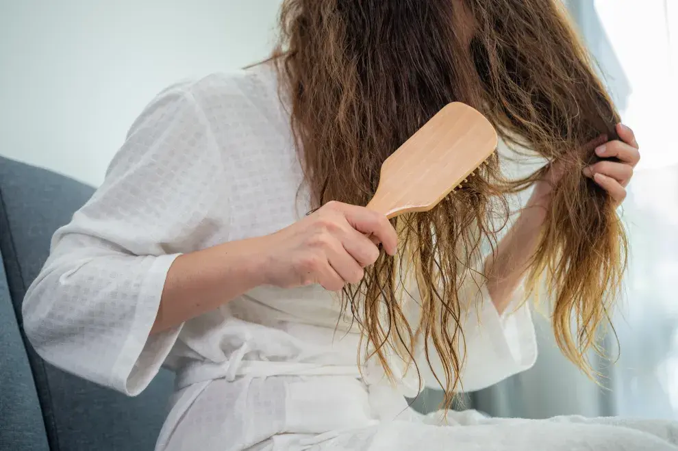 Controlar el frizz no se trata de pelear con el cabello, sino de mantenerlo nutrido y protegido para que no necesite absorber humedad externa.