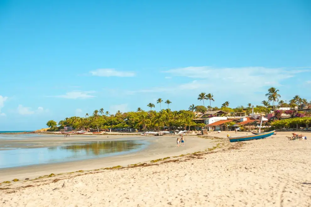 Las calles de arena, las posadas rústicas y los restaurantes frente al mar crean una atmósfera relajada y acogedora.
