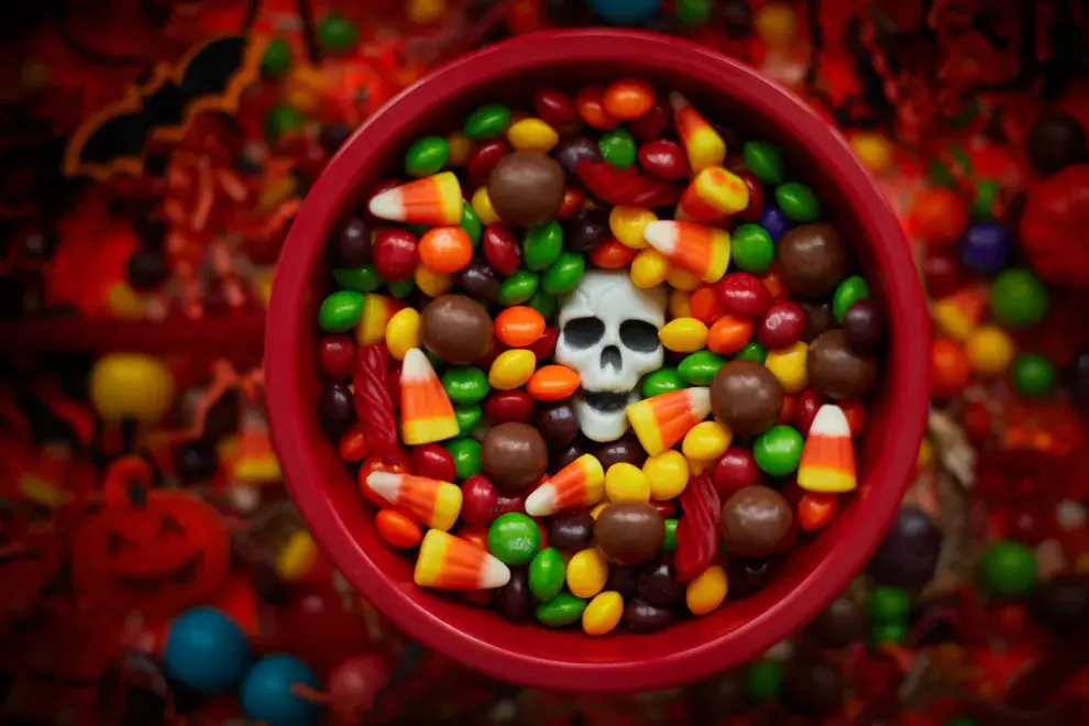 Caramelos, chocolates y gomitas en un cuenco
