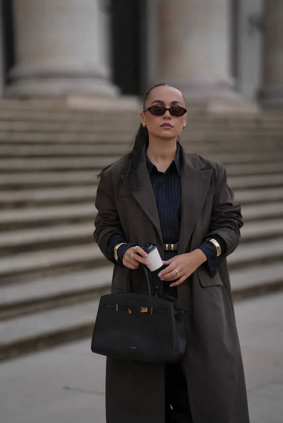  Las prendas estructuradas —blazers, pantalones sastre, camisas impecables— siguen siendo protagonistas.