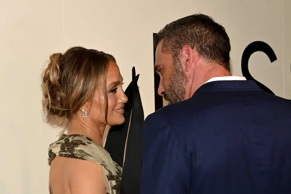 La historia de Bennifer ha sido una montaña rusa mediática desde sus inicios en los 2000. Tras una boda frustrada y una separación marcada por la presión pública, se reencontraron en 2022 y se casaron en una ceremonia íntima