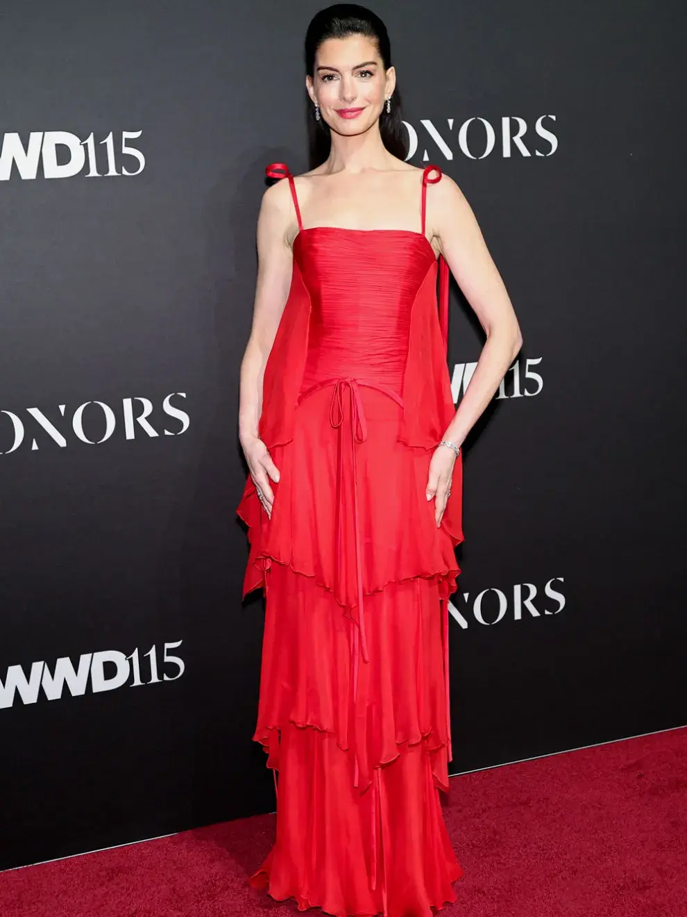 Anne Hathaway con una propuesta de Valentino en rojo fuego