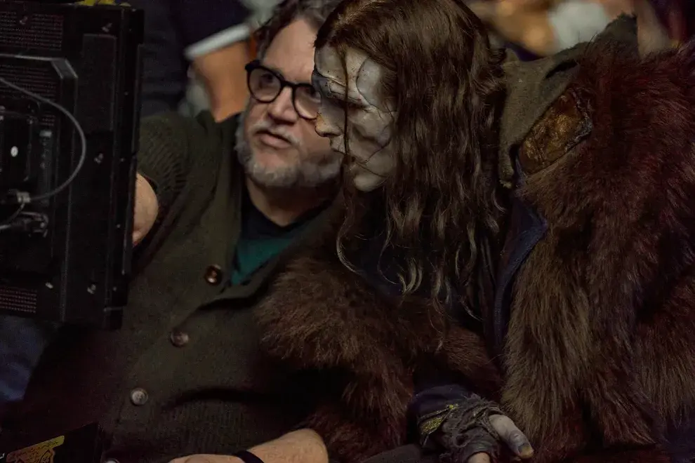 Guillermo del Toro con Jacob Elordi en el set de Frankenstein.