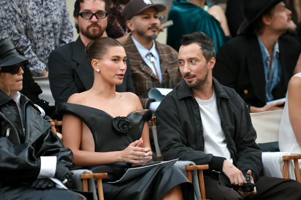 Hailey Bieber y el diseñador Anthony Vaccarello en Vogue World: Hollywood.