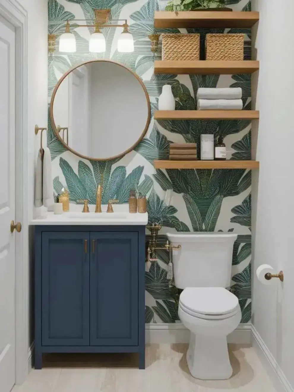 Un papel tapiz con diseño geométrico o botánico puede transformar por completo una pared.