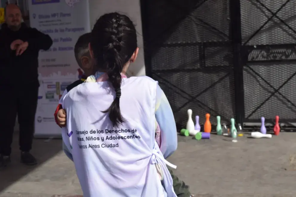 l programa “Abrazar” propone algo tan simple como poderoso: que los chicos que crecen lejos de su familia tengan cerca a un adulto que los acompañe desde el afecto.