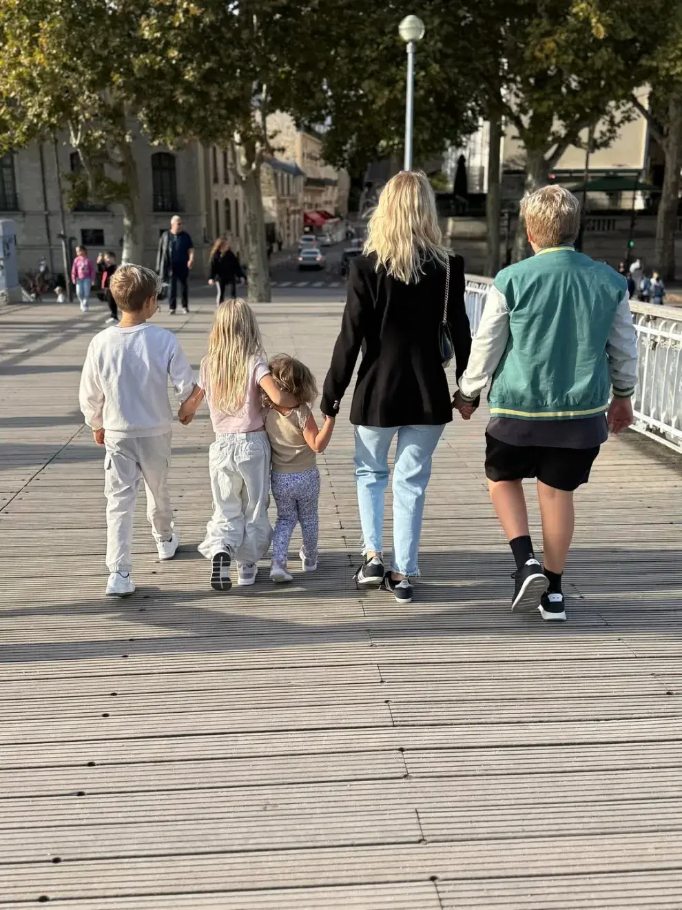 Luisana Lopilato paseó por las calles de París